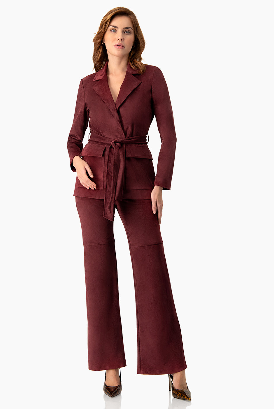 Pantalón campana liso en tono vino con broche