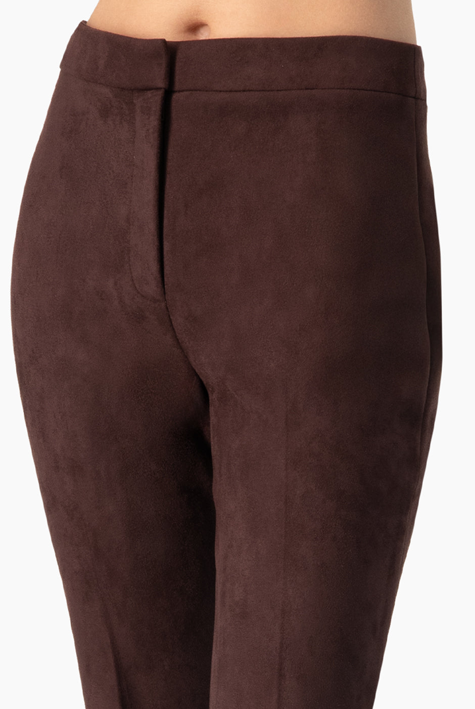 Pantalón acampanado cafe con bolsillos traseros simulados