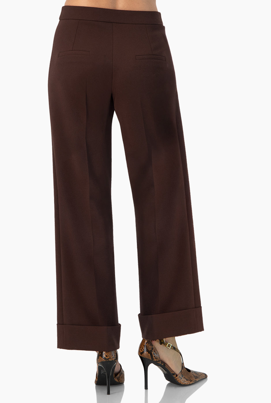 Pantalón recto café, dobladillo ancho, sin bolsillos