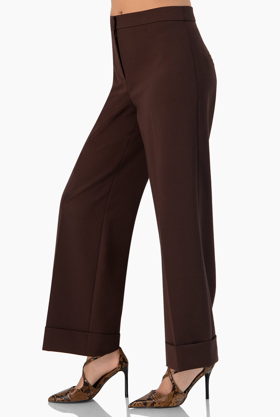 Pantalón recto café, dobladillo ancho, sin bolsillos