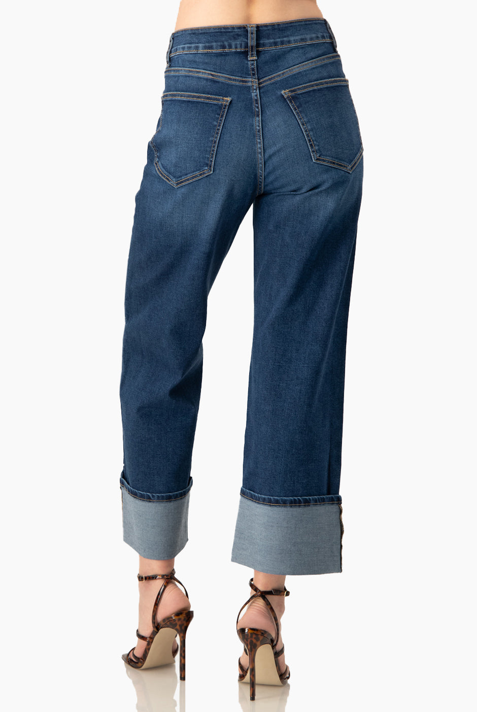 Jeans amplios azul con detalles de pedrería y ruedo doblado