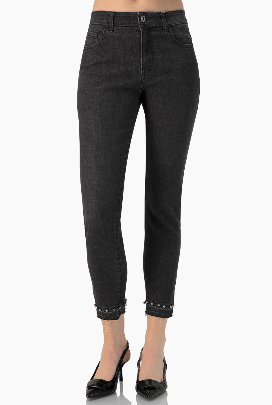 Jeans skinny negros con perlas en bolsillos y ruedo