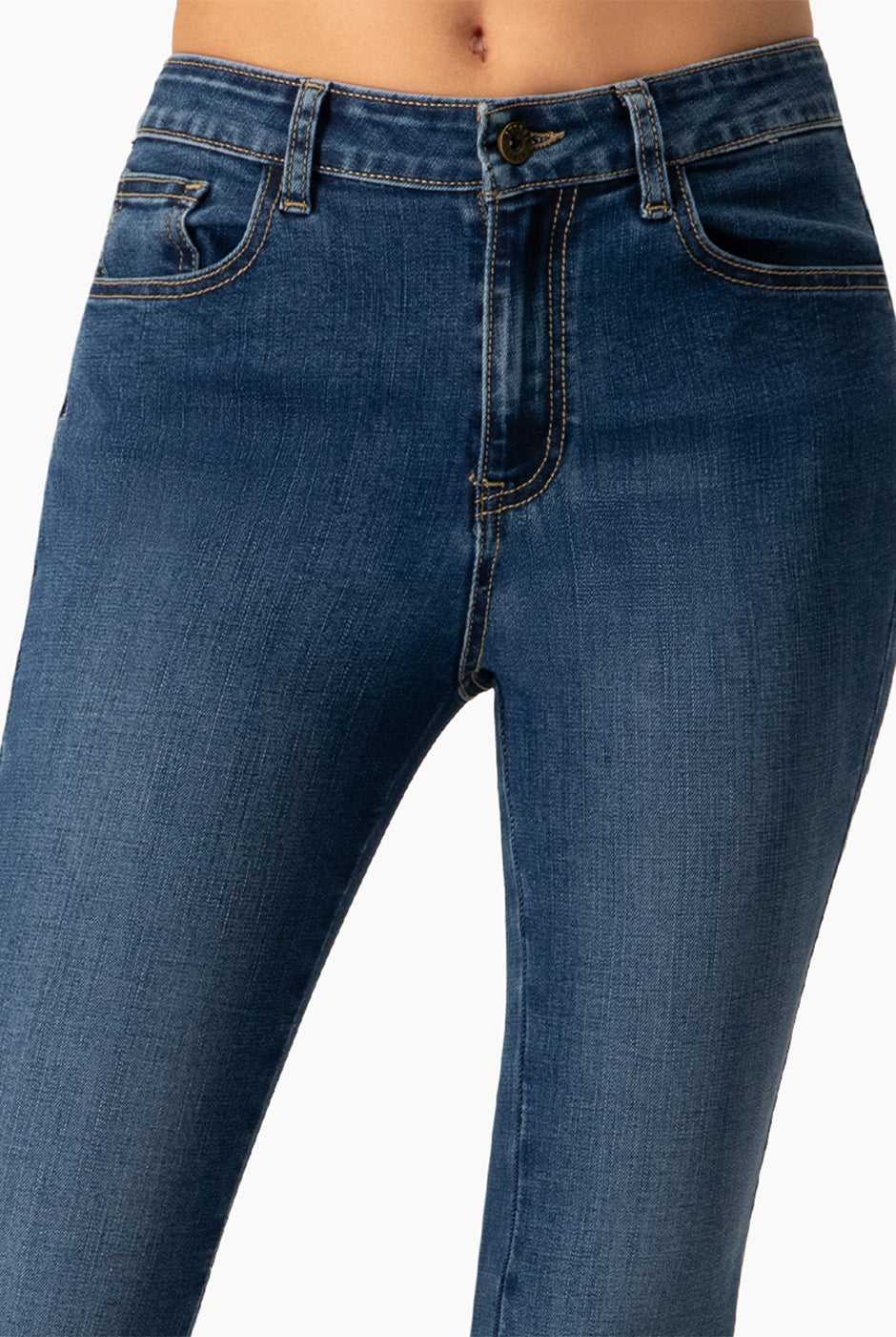 Jeans acampanados azul con botón y bolsillos de parche