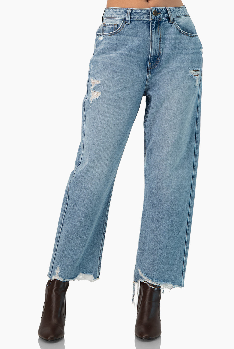 Jeans amplios azul claro con detalles de destrucción y dobladillo deshilachado.
