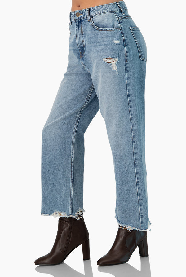 Jeans amplio con destruccion