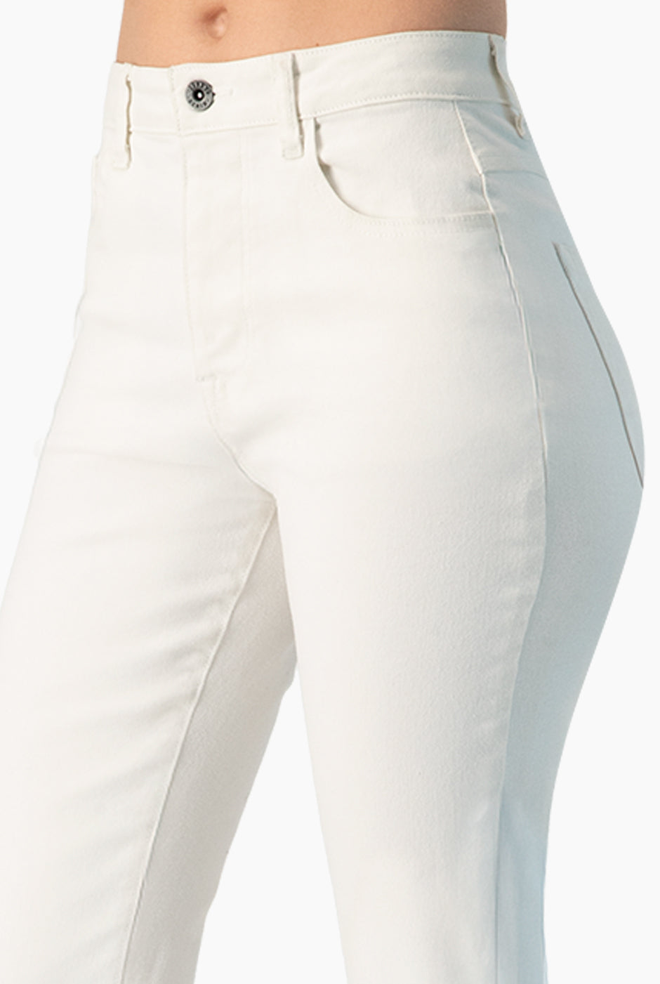 Jeans slim blancos con bolsillos de parche y botón frontal