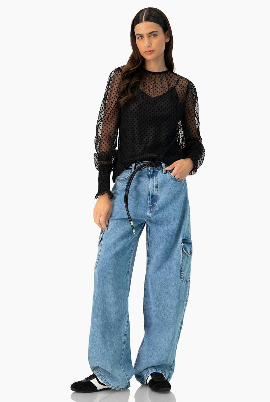 Jeans cargo de mezclilla azul claro con bolsillos laterales