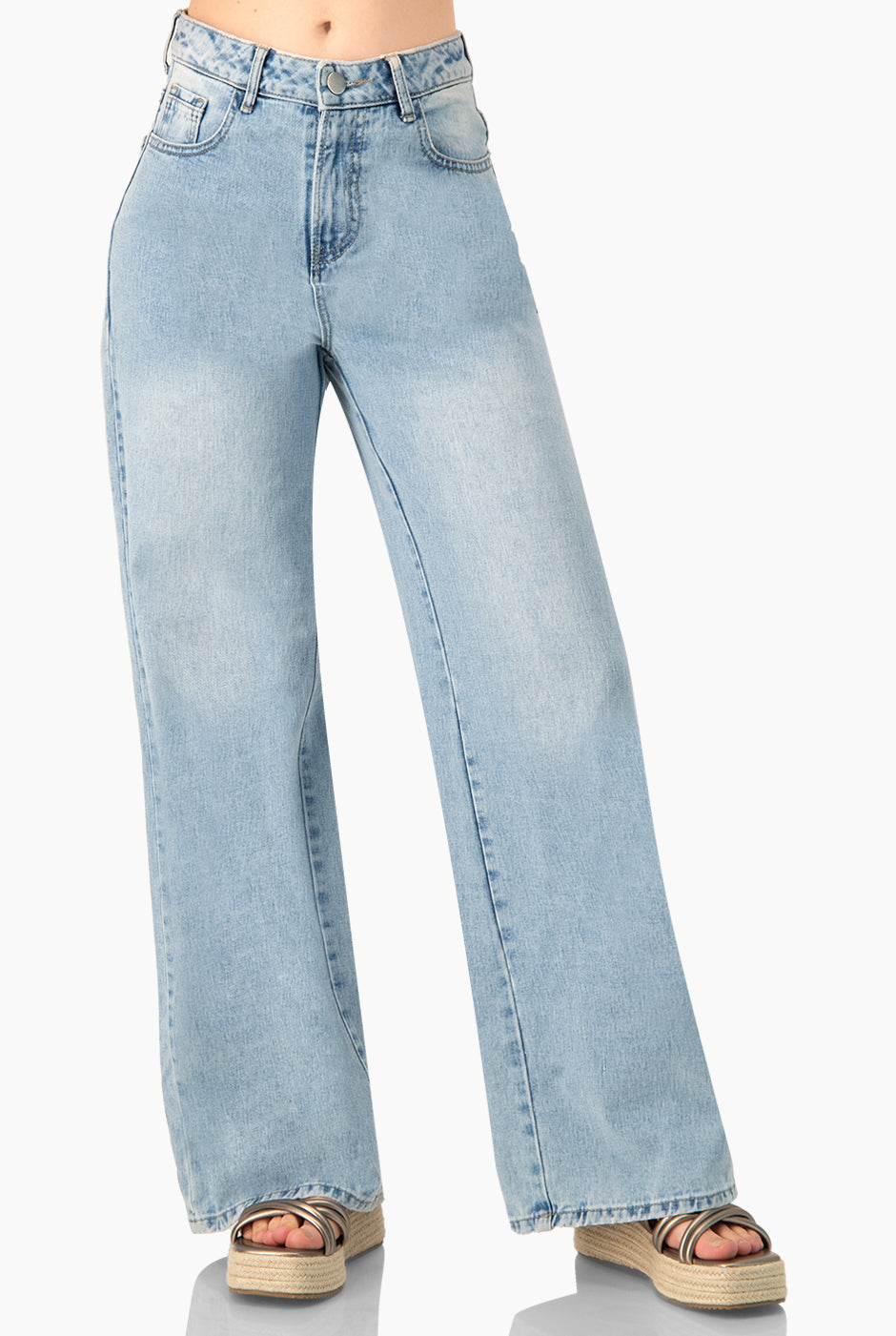 Jeans amplio azul claro con bolsillos y botón frontal
