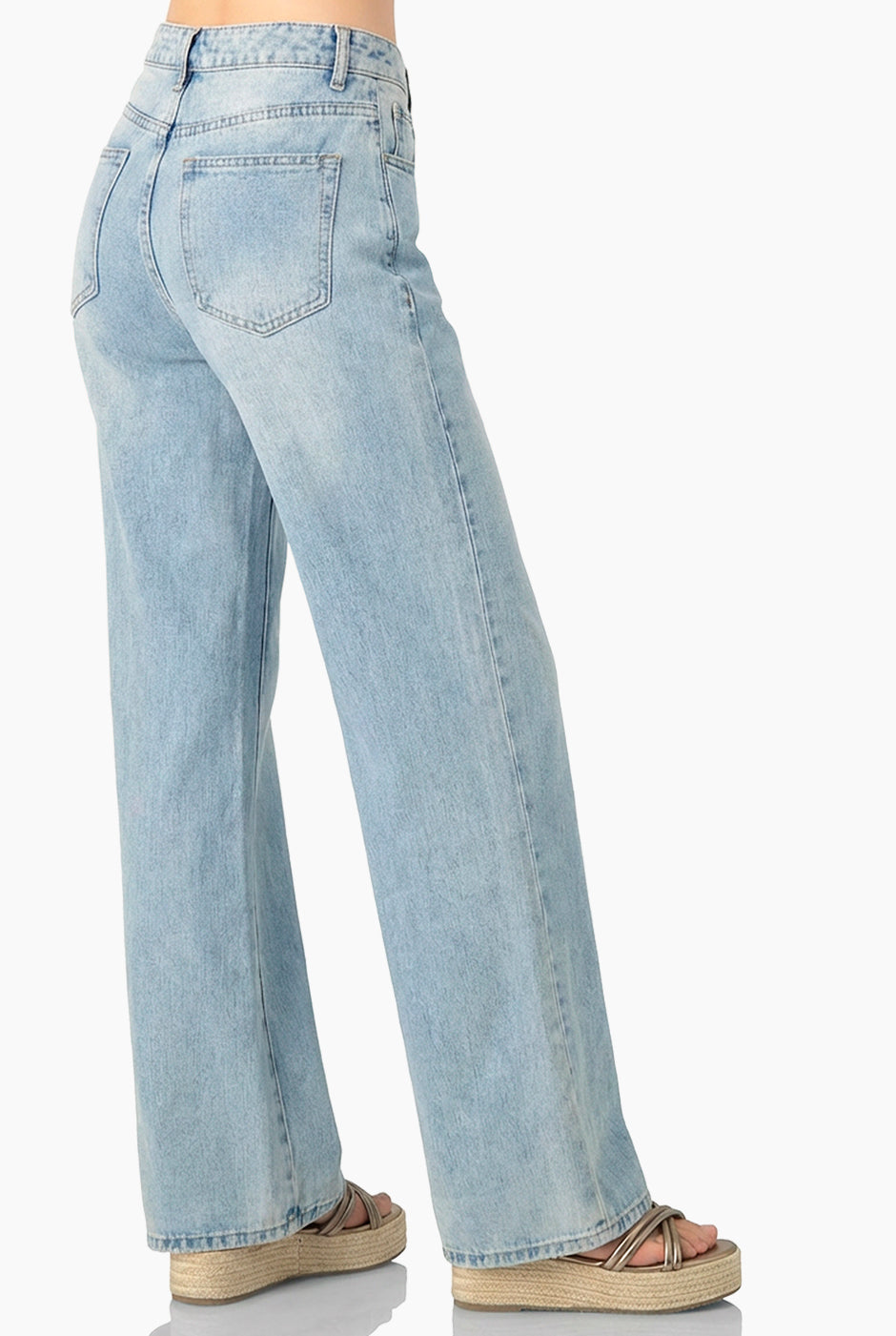 Jeans amplio azul claro con bolsillos y botón frontal