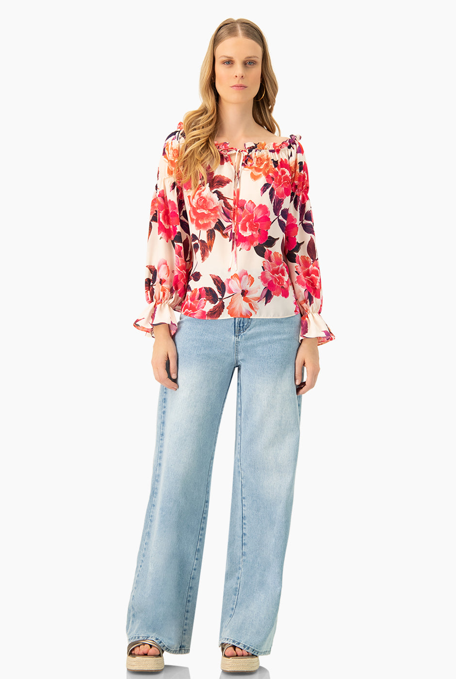 Jeans amplio azul claro con bolsillos y botón frontal