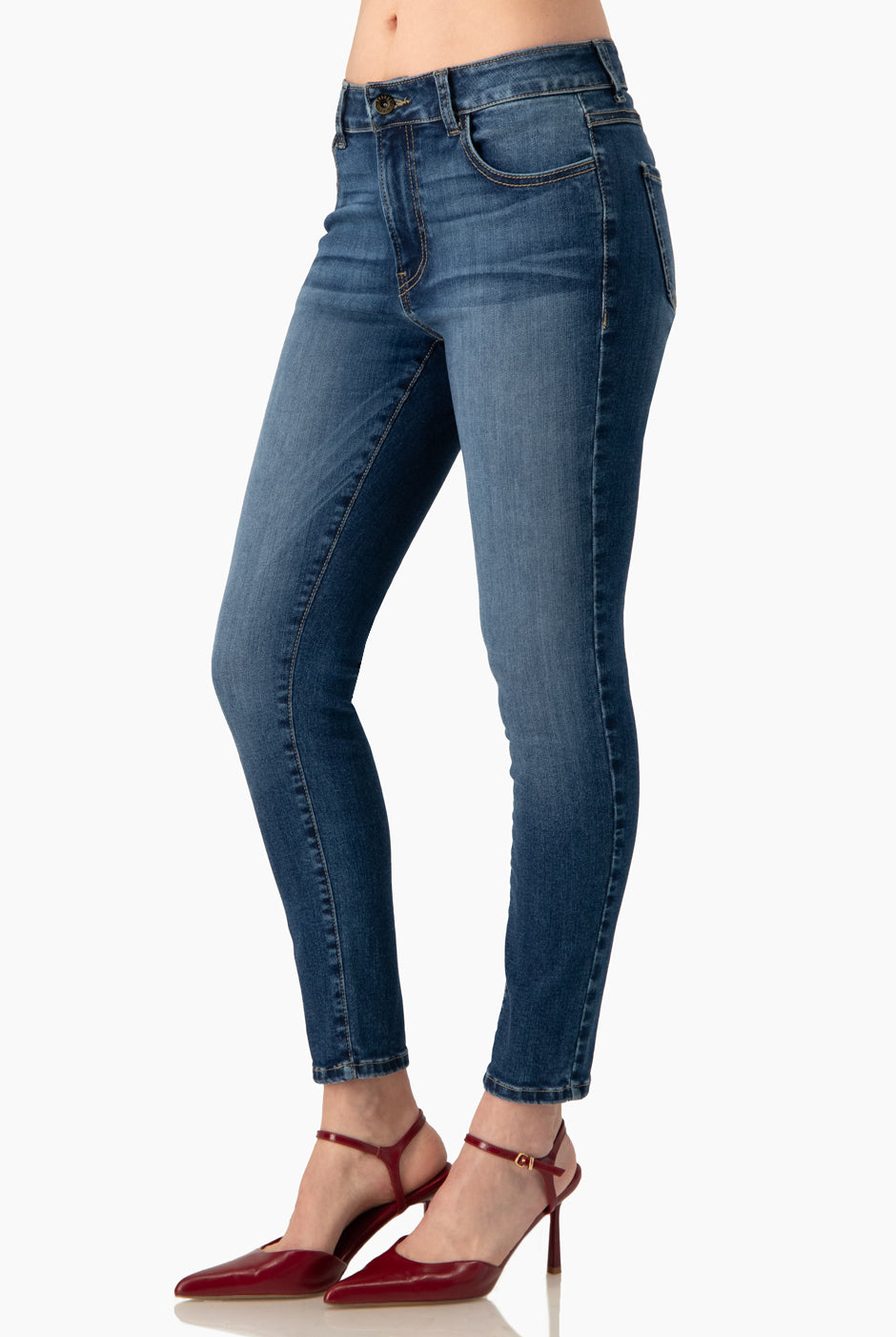 Jeans skinny deslavado azul claro con bolsillos y botón frontal