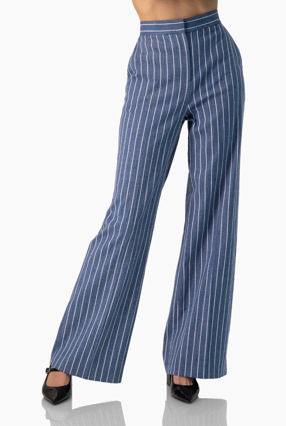 Pantalón de rayas azul con pierna amplia