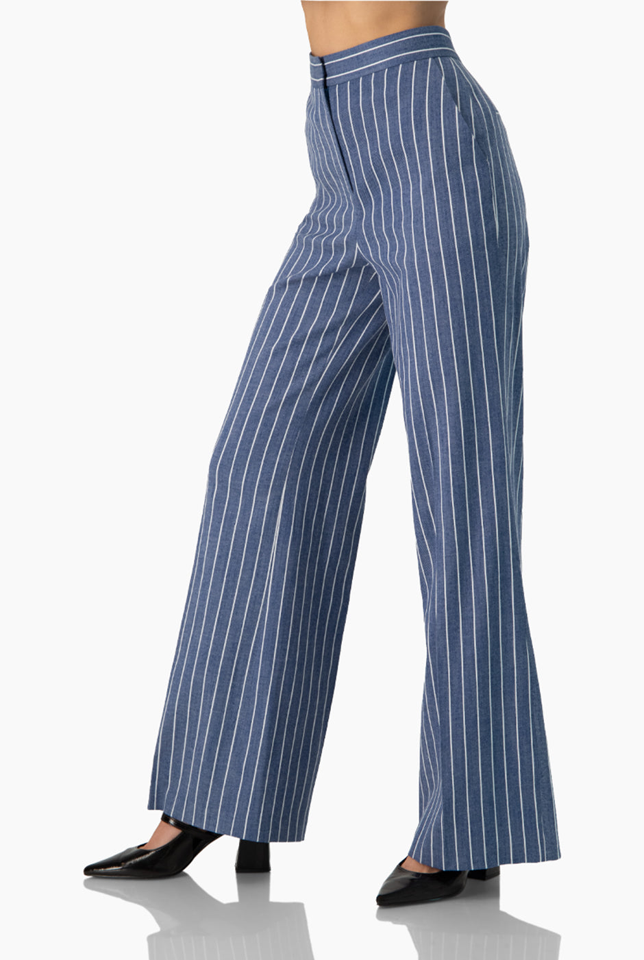 Pantalón de rayas azul con pierna amplia