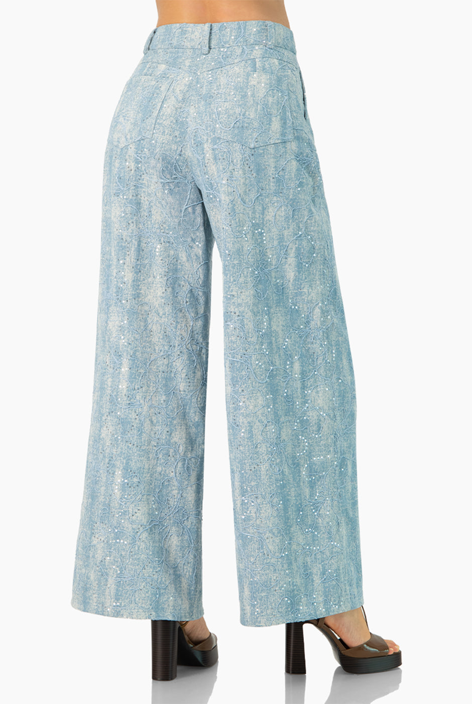 Pantalón denim azul de pierna amplia con bolsillos y botones
