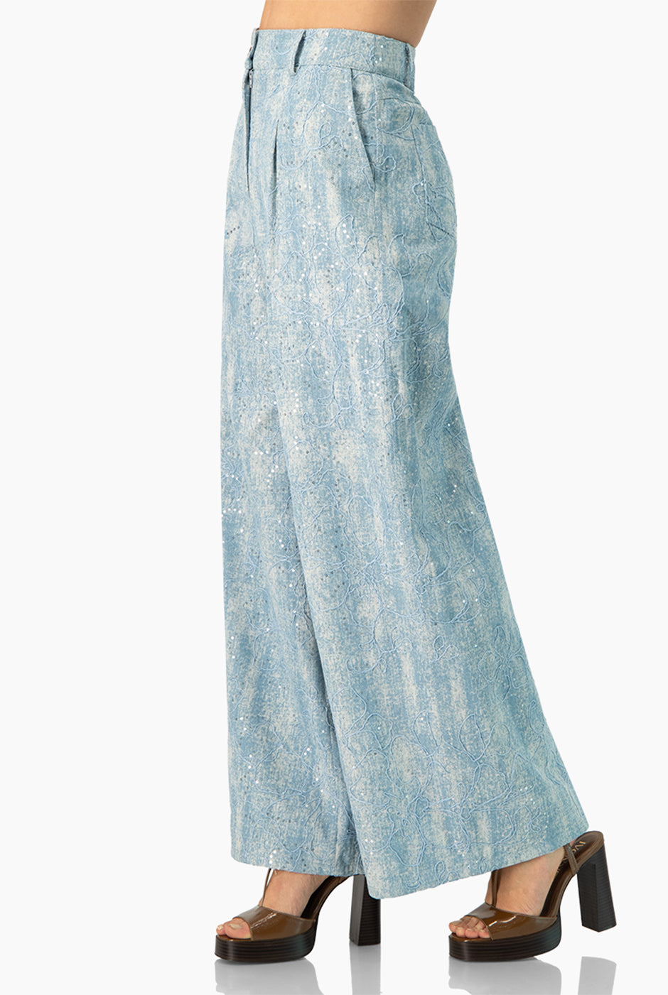 Pantalón denim azul de pierna amplia con bolsillos y botones
