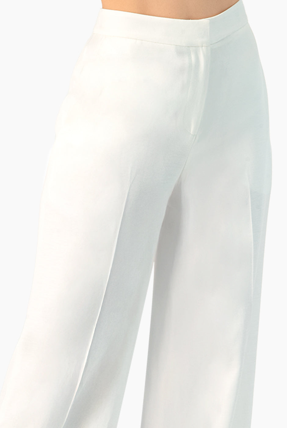 Pantalón blanco amplio con bolsillos laterales y pliegues.