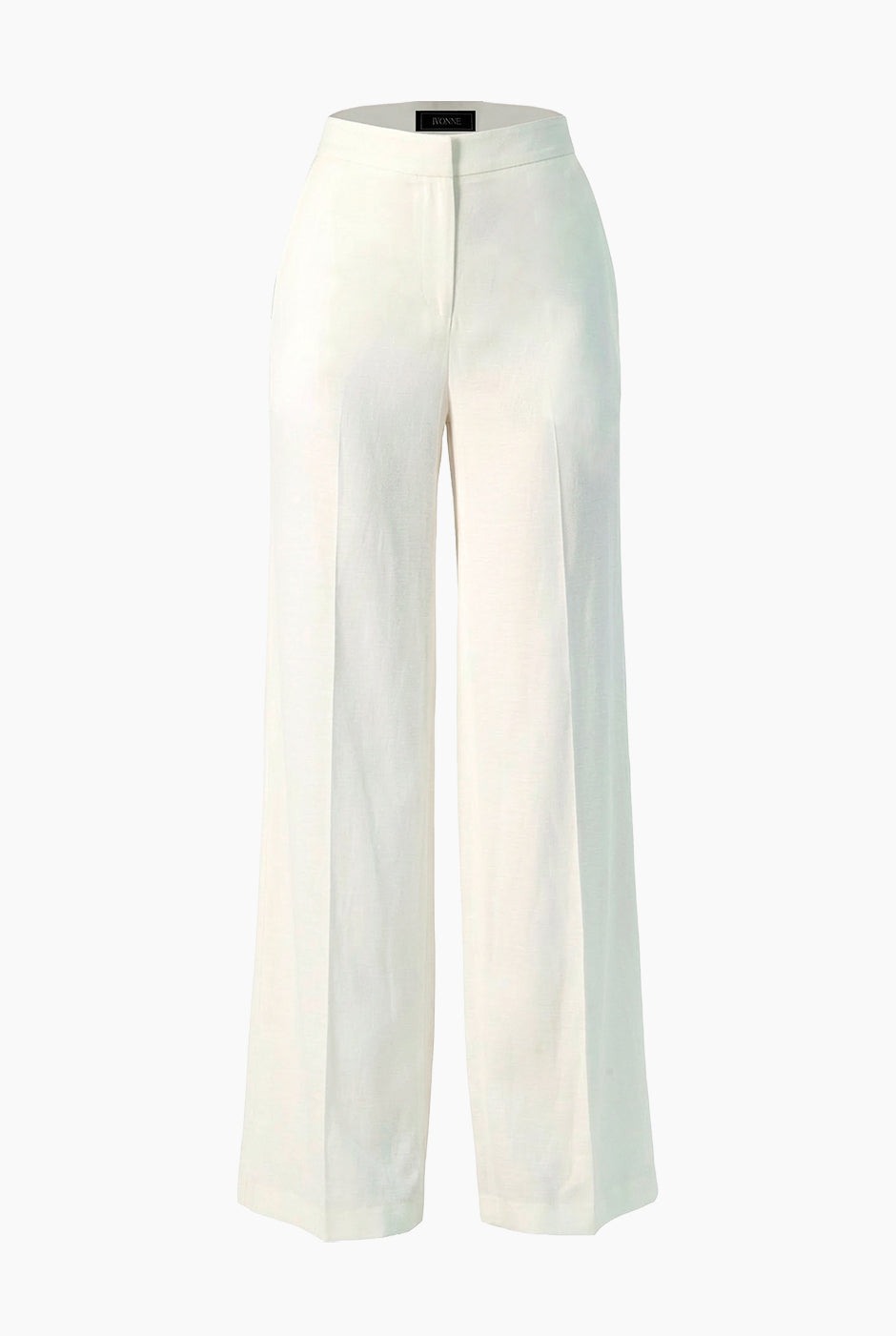 Pantalón blanco amplio con bolsillos laterales y pliegues.