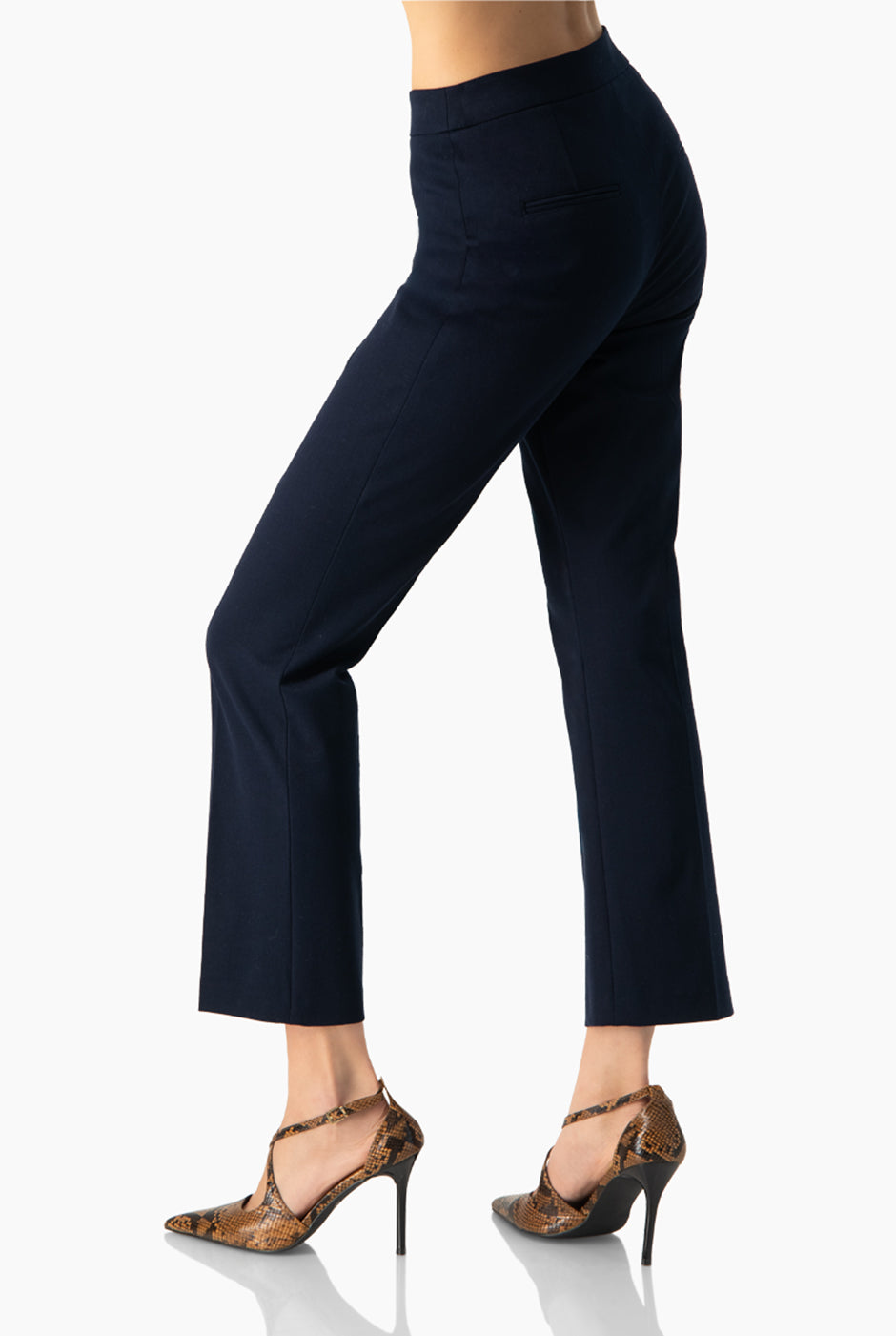 Pantalón recto sastreado azul marino con bolsillos traseros