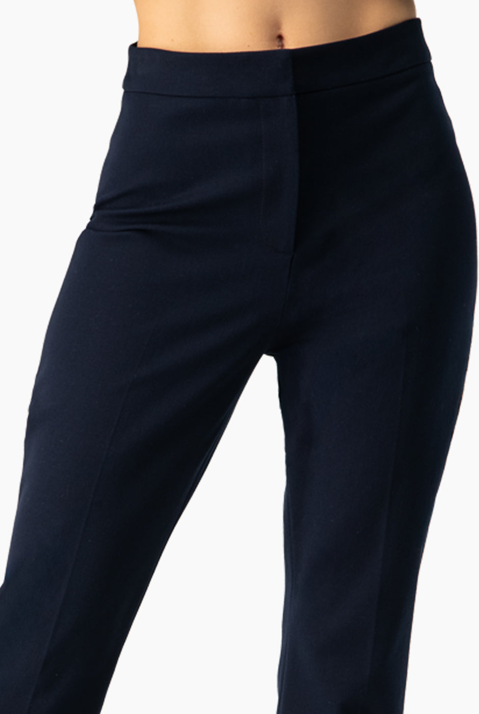 Pantalón recto sastreado azul marino con bolsillos traseros