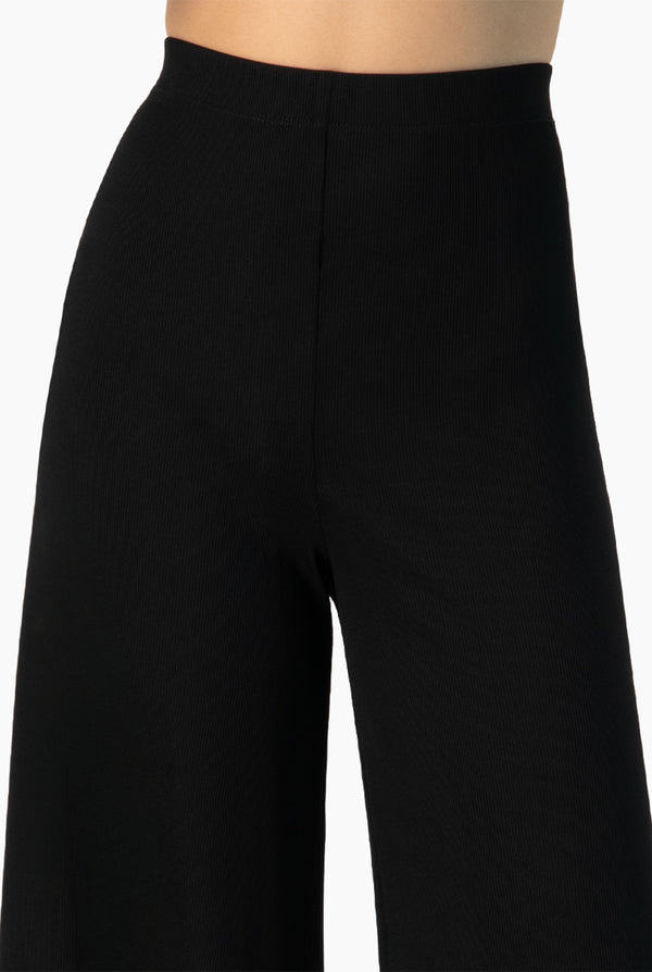 Pantalon amplio en tono negro