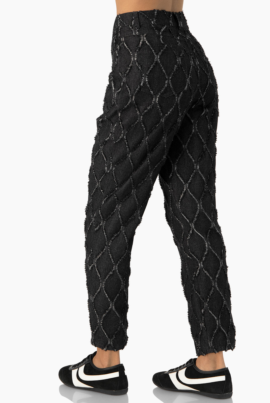 Pantalón recto negro con detalle de destrucción y bolsillos