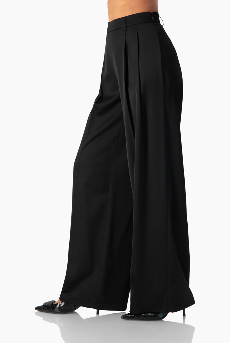 Pantalón negro de pierna ancha sin bolsillos