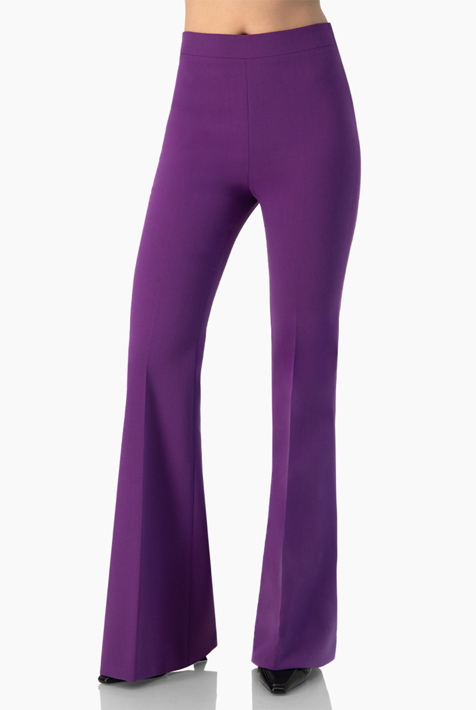 Pantalón acampanado morado sin bolsas y con pinzas traseras
