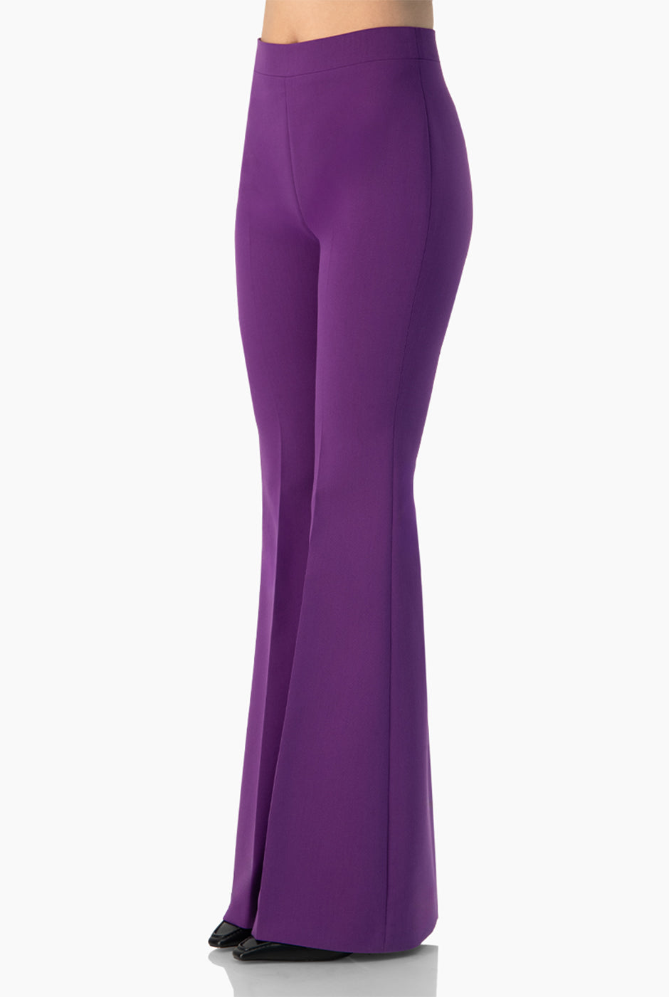 Pantalón acampanado morado sin bolsas y con pinzas traseras
