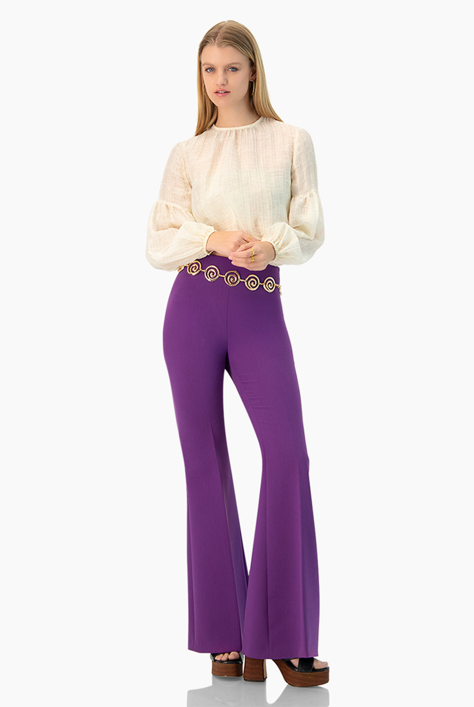 Pantalón acampanado morado sin bolsas y con pinzas traseras