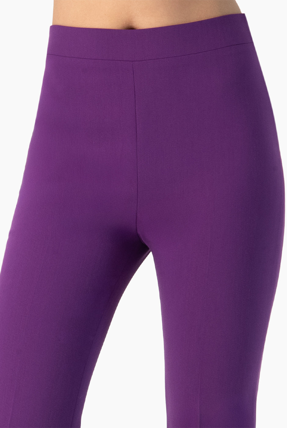 Pantalón acampanado morado sin bolsas y con pinzas traseras