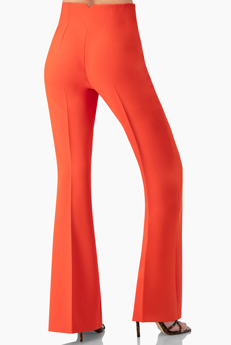 Pantalón acampanado naranja con bolsas y costuras visibles
