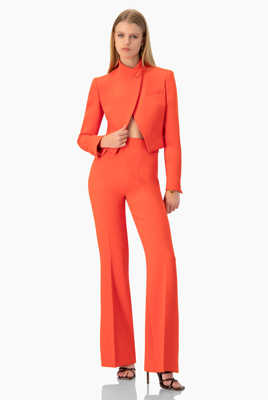 Pantalón acampanado naranja con bolsas y costuras visibles