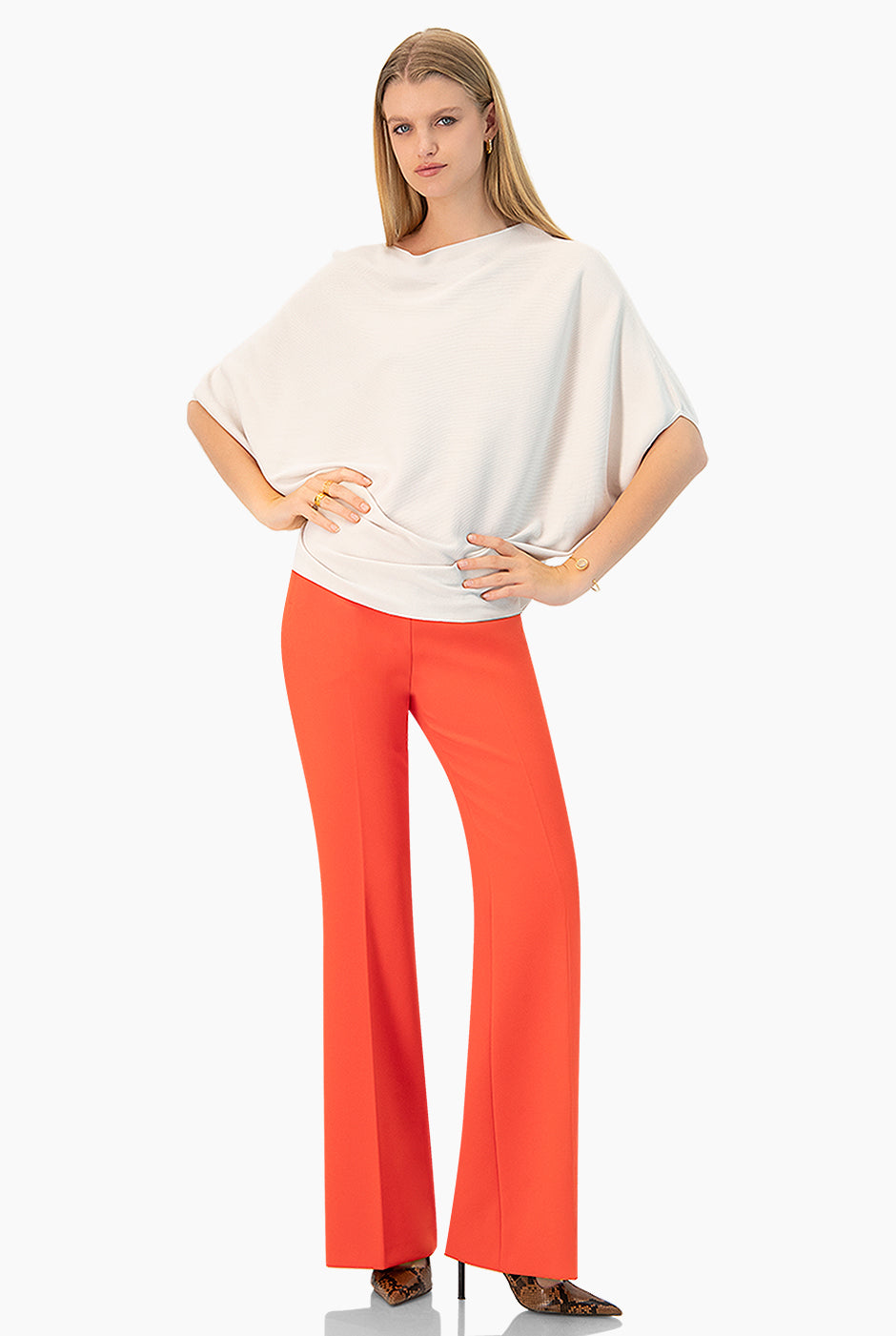 Pantalón acampanado naranja con bolsas y costuras visibles