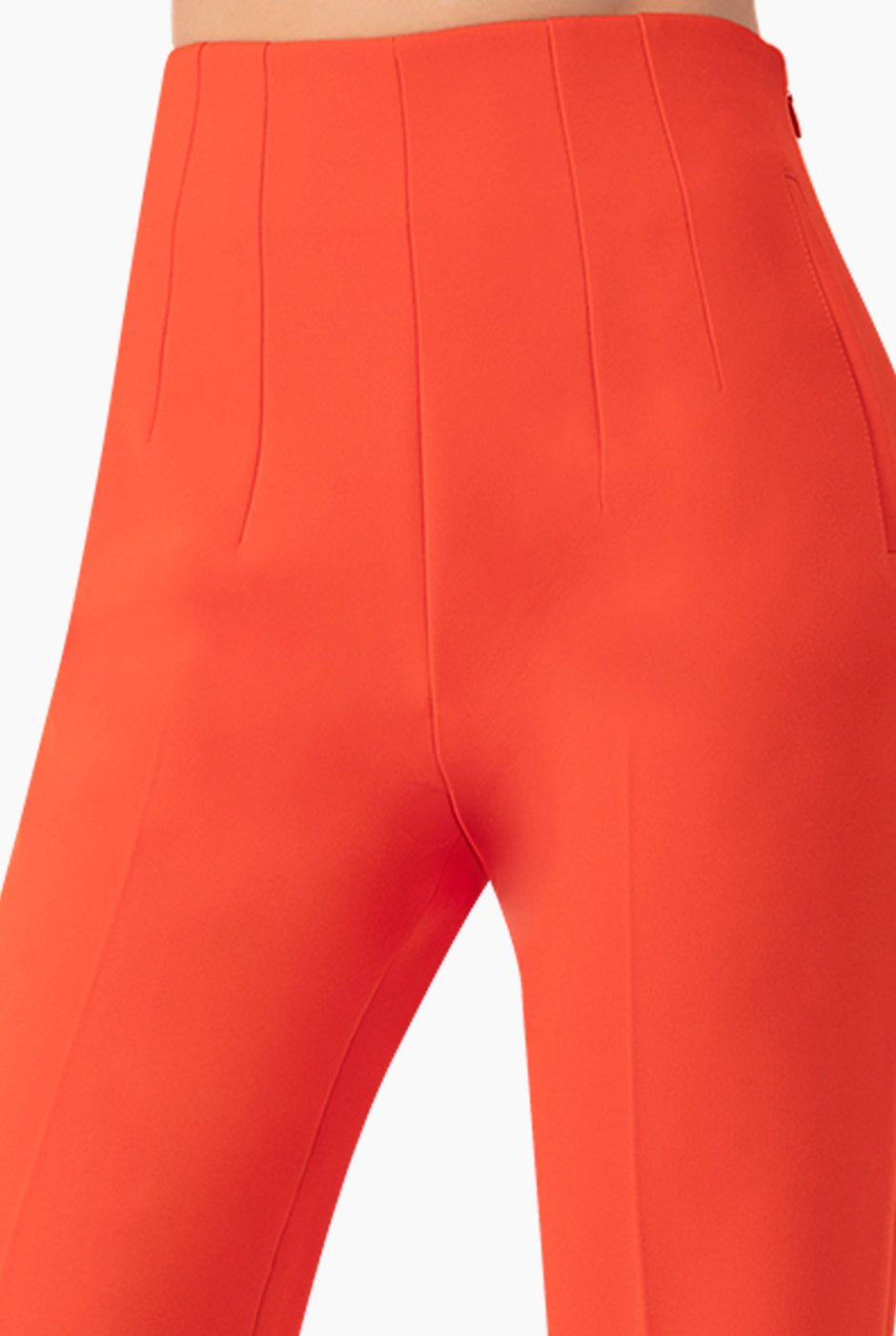 Pantalón acampanado naranja con bolsas y costuras visibles