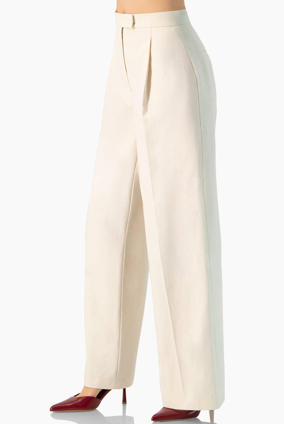 Pantalón recto marfil con pliegues frontales y bolsillos simulados.