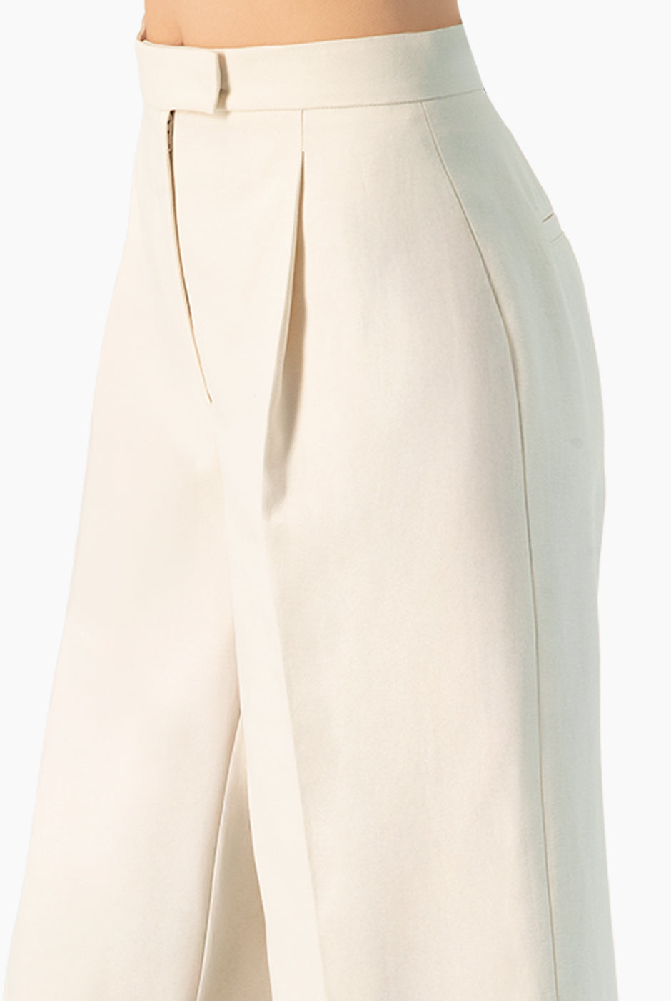 Pantalón recto marfil con pliegues frontales y bolsillos simulados.