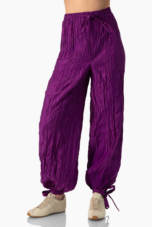 Pantalon morado con cintas