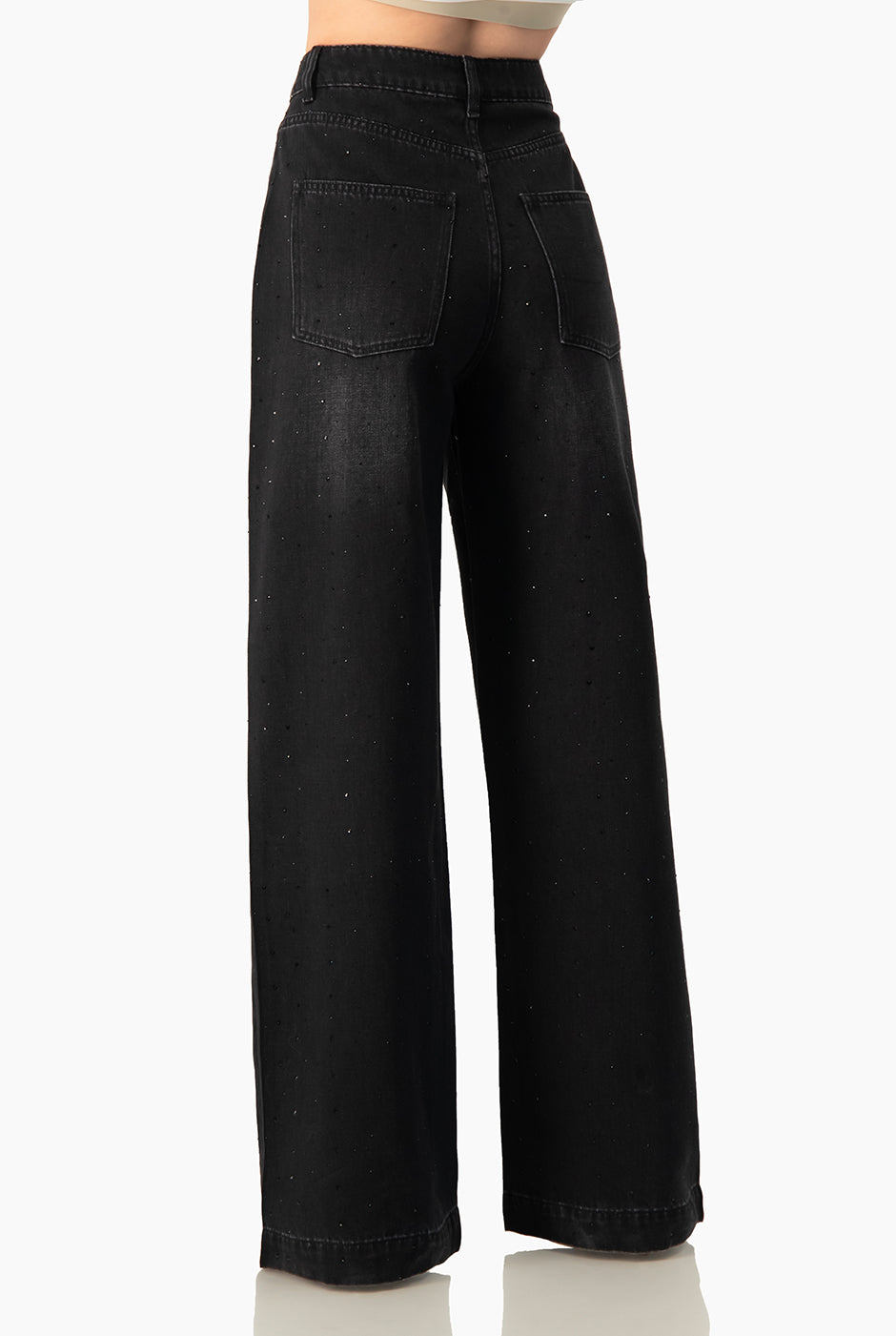 Jeans amplios negros con pedrería y bolsillos traseros