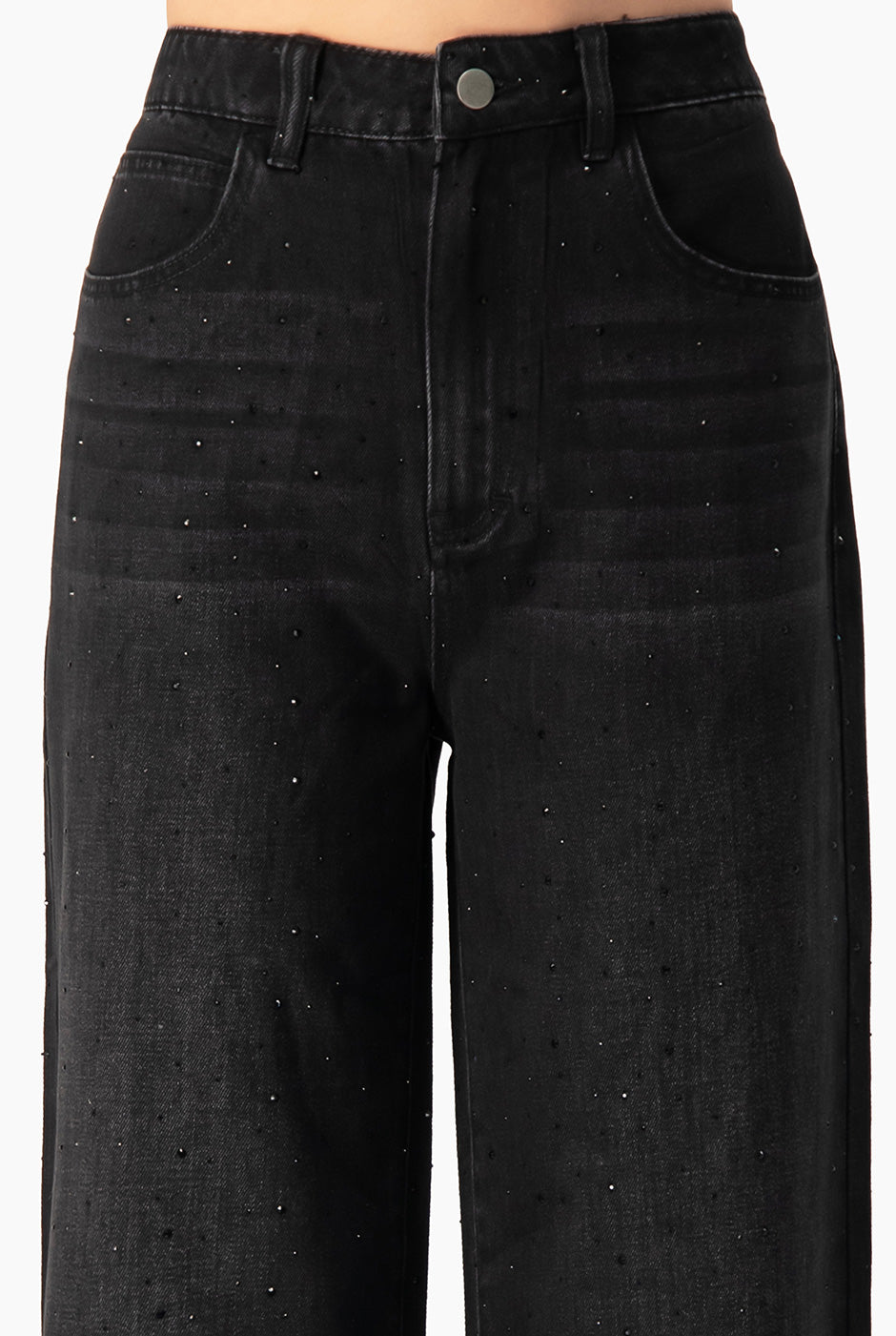 Jeans amplios negros con pedrería y bolsillos traseros