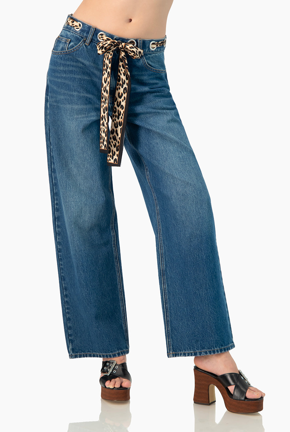 Jeans amplios azul con cinta animal print y bolsillos.