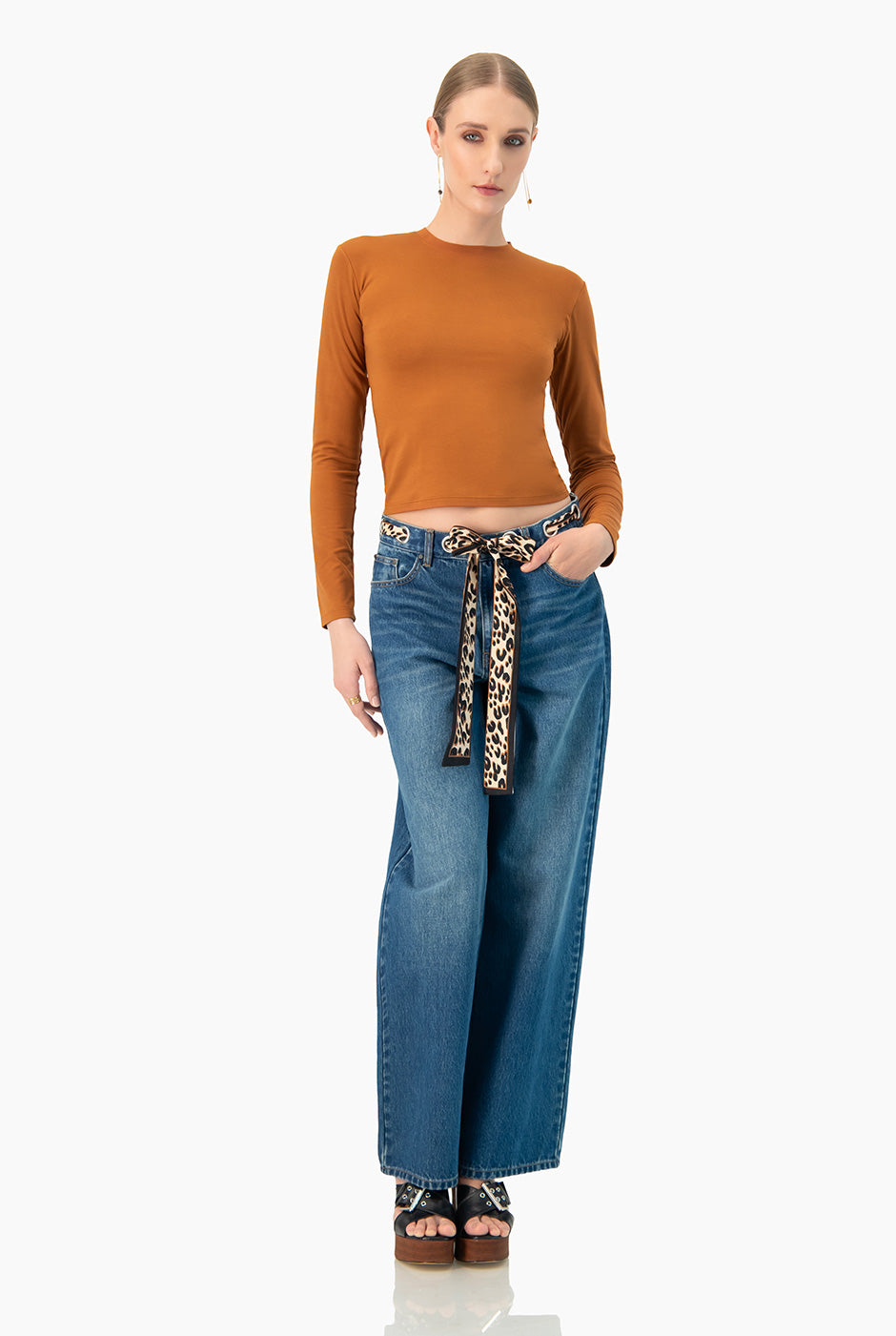 Jeans amplios azul con cinta animal print y bolsillos.