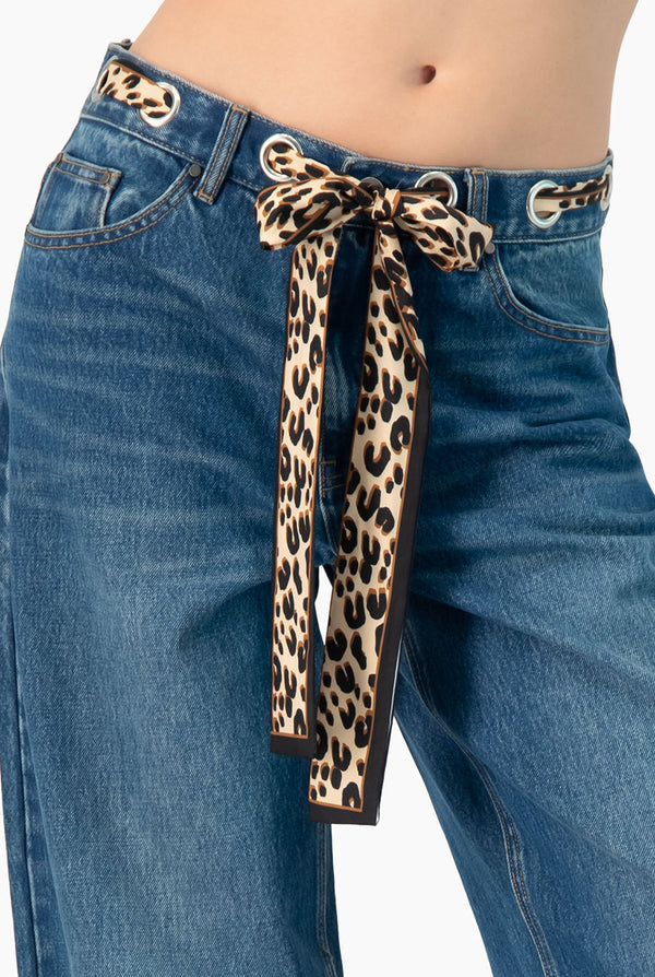 Jeans amplio con cinta en cintura