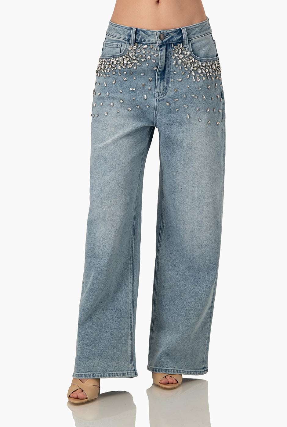 Jeans denim amplio azul claro con pedrería en el frontal