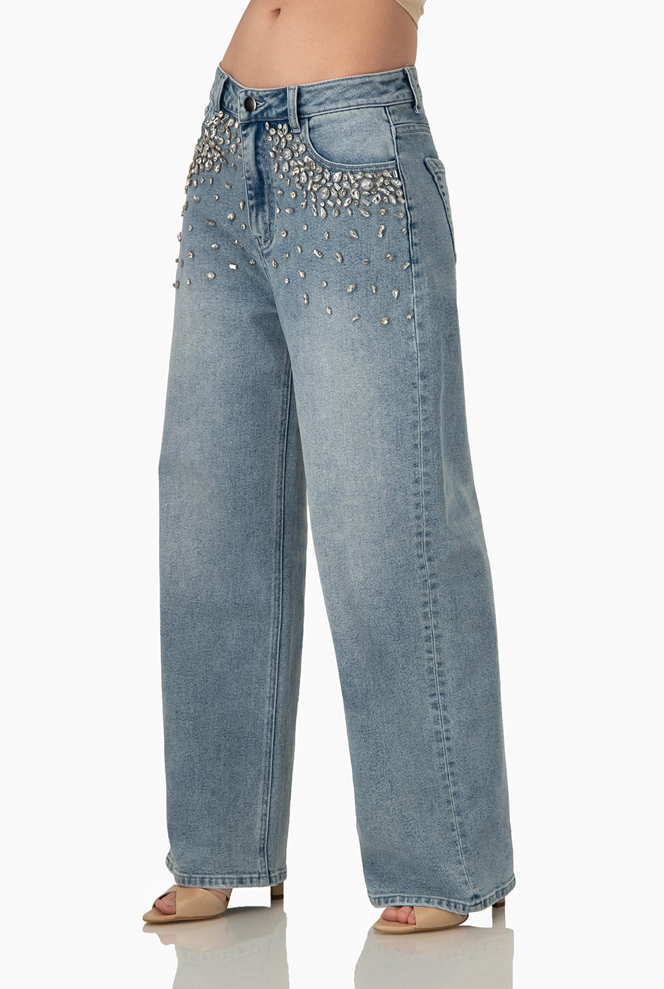 Jeans denim amplio azul claro con pedrería en el frontal