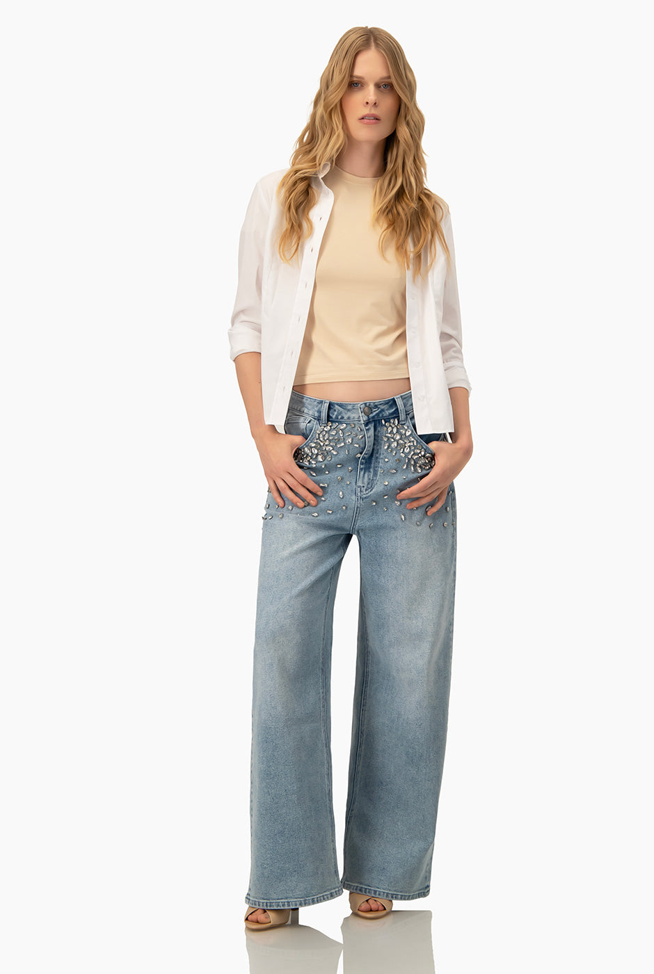 Jeans denim amplio azul claro con pedrería en el frontal
