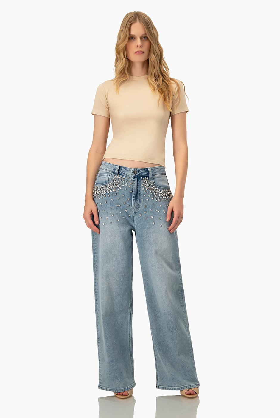 Jeans denim amplio azul claro con pedrería en el frontal