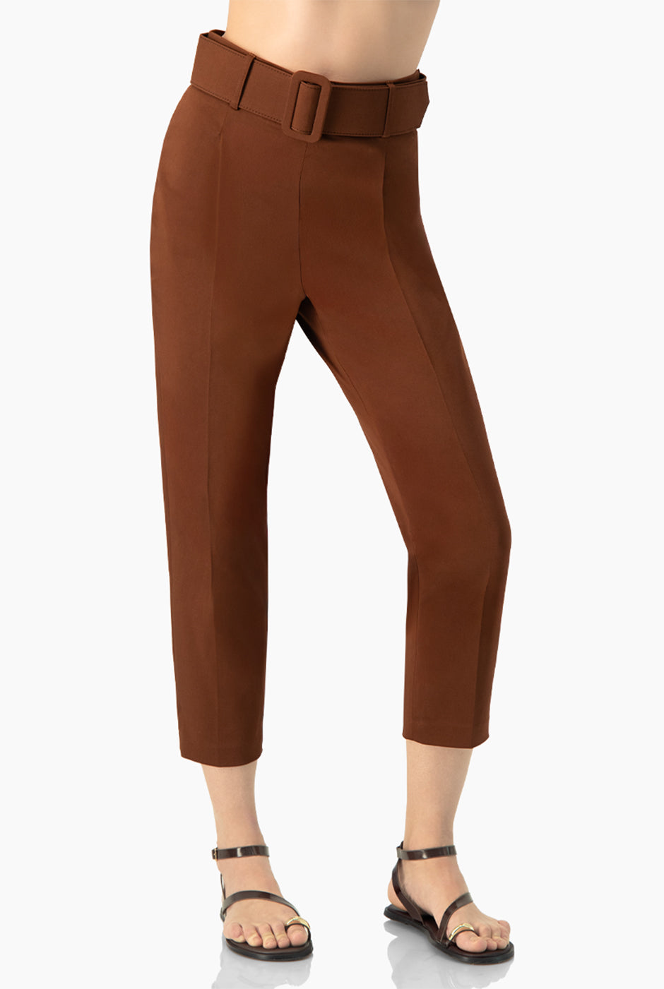 Pantalón recto café con cinturón ancho y bolsillos simulados