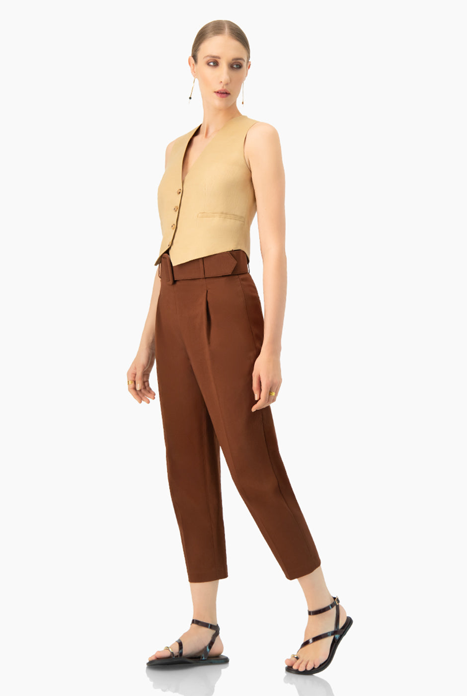 Pantalón recto café con cinturón ancho y bolsillos simulados