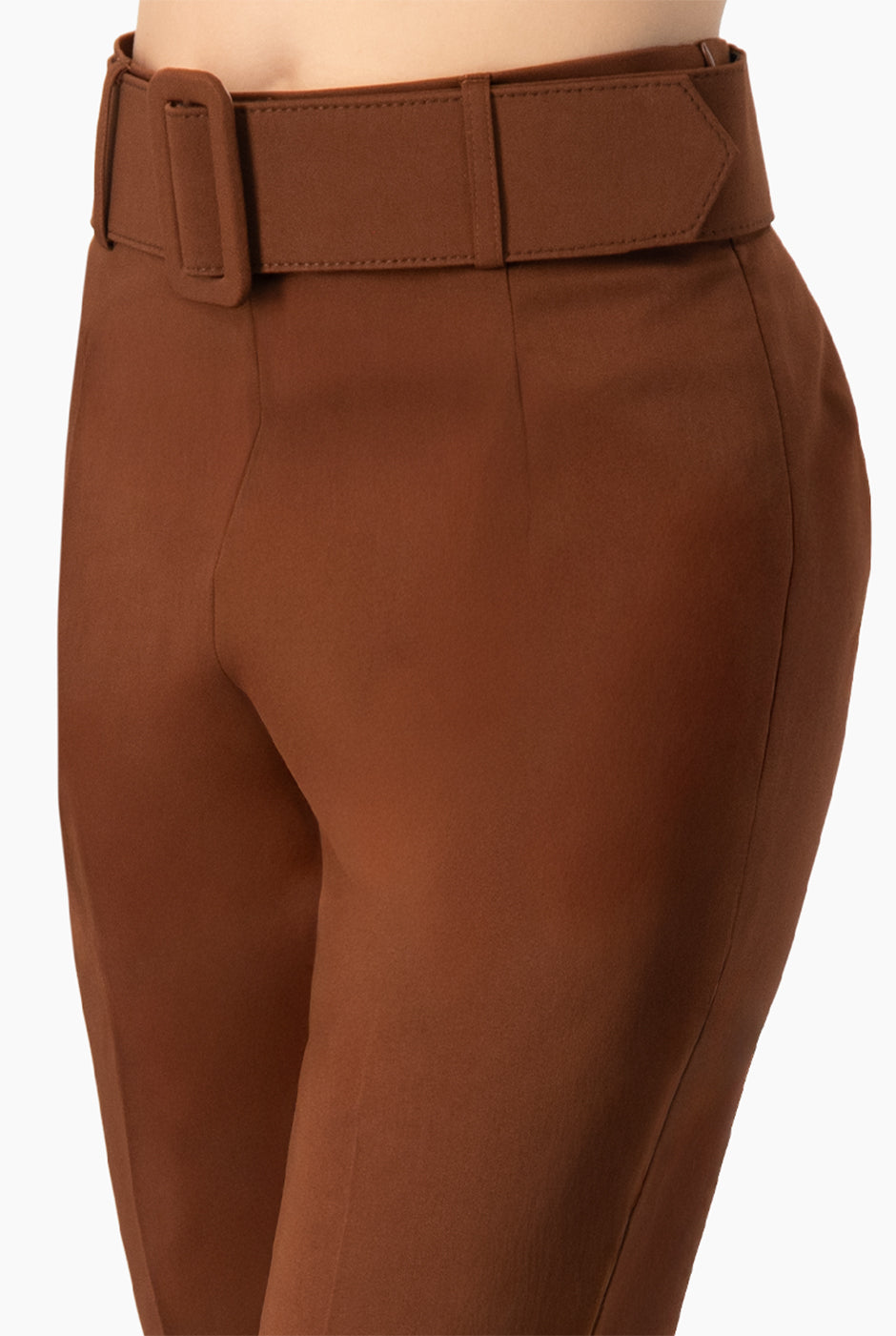 Pantalón recto café con cinturón ancho y bolsillos simulados