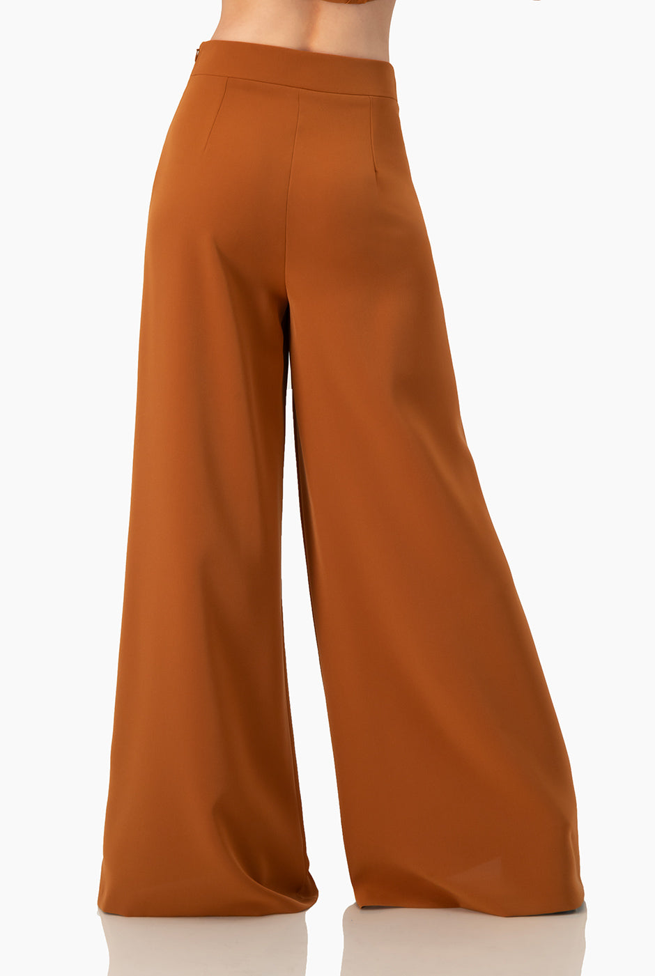 Pantalón café de pierna ancha sin bolsillos, elegante y suelto.